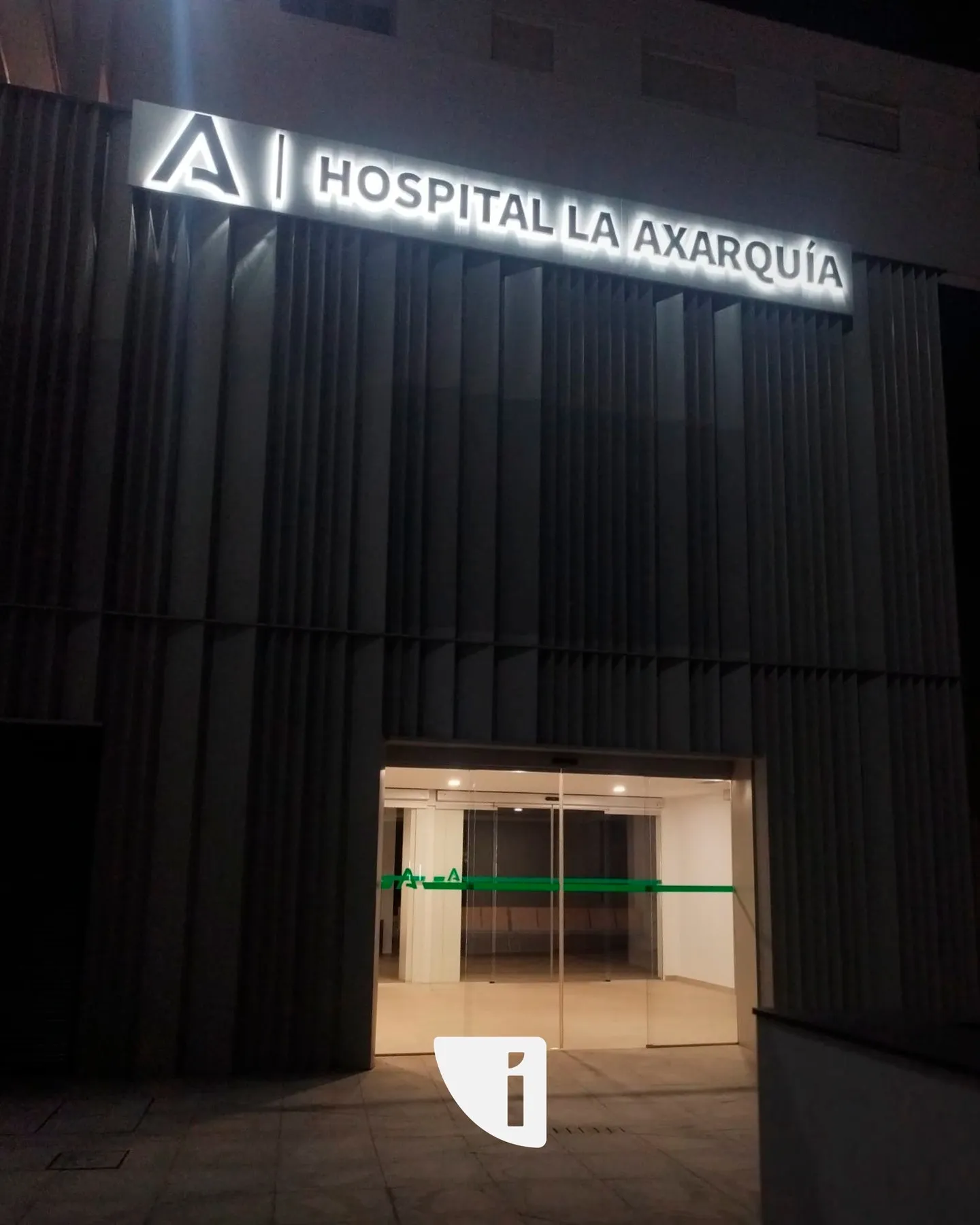 Rotulación del Hospital La Axarquía con letras corpóreas iluminadas sobre la fachada de noche
