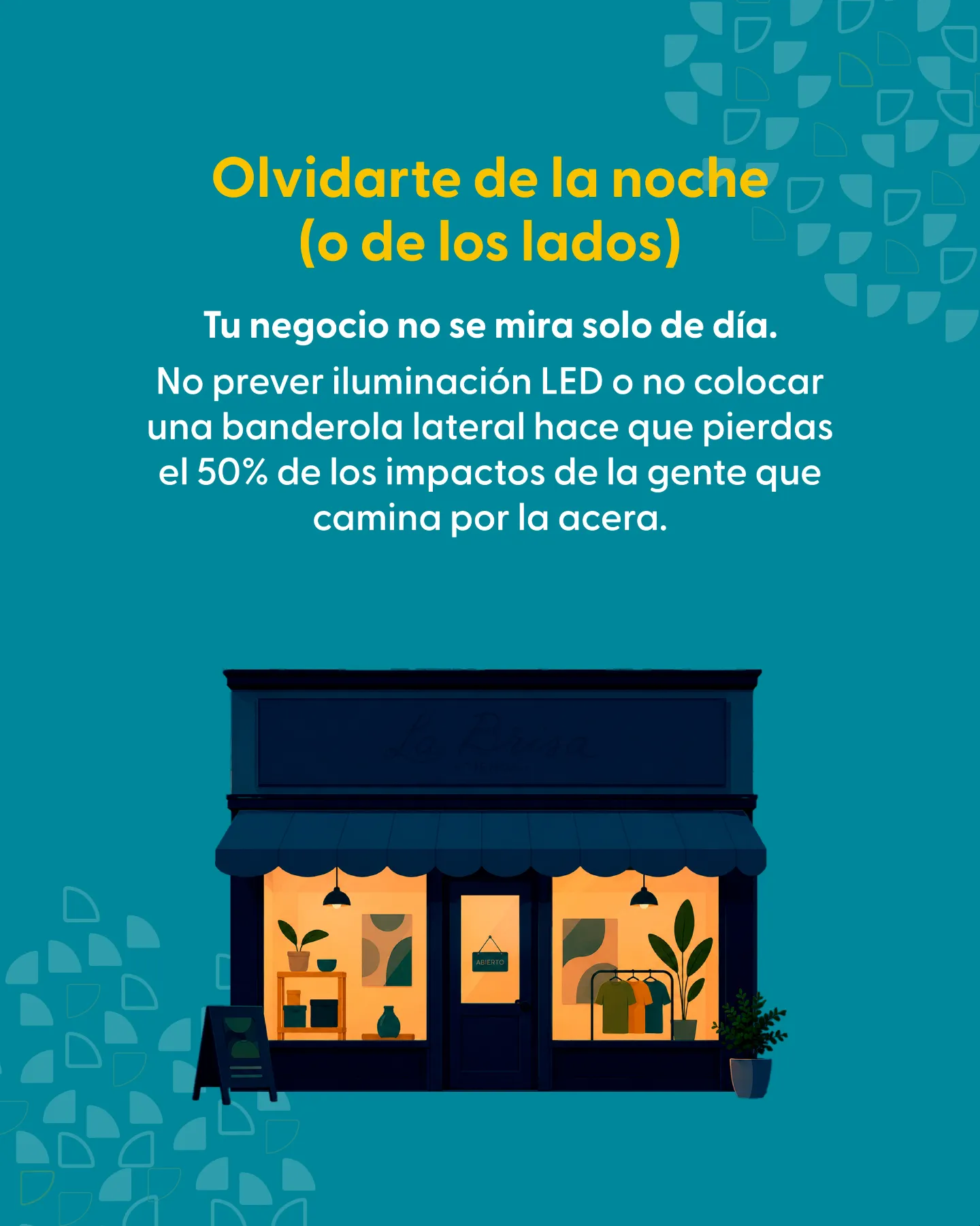 Fachada de comercio iluminada de noche con rótulo comercial y banderola lateral