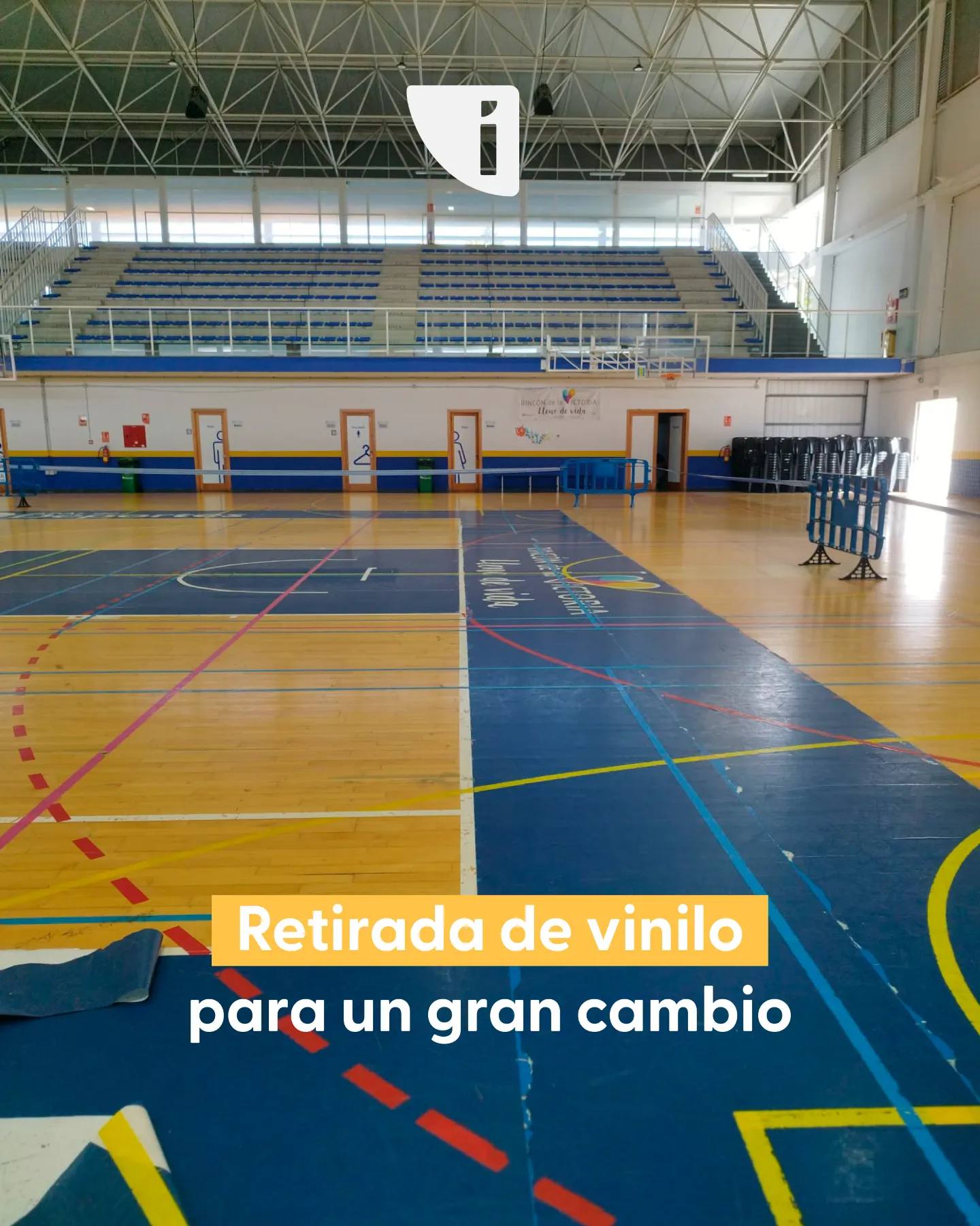 Vinilado de pista del Pabellón Deportivo Rubén Ruzafa con el vinilo antiguo a medio retirar