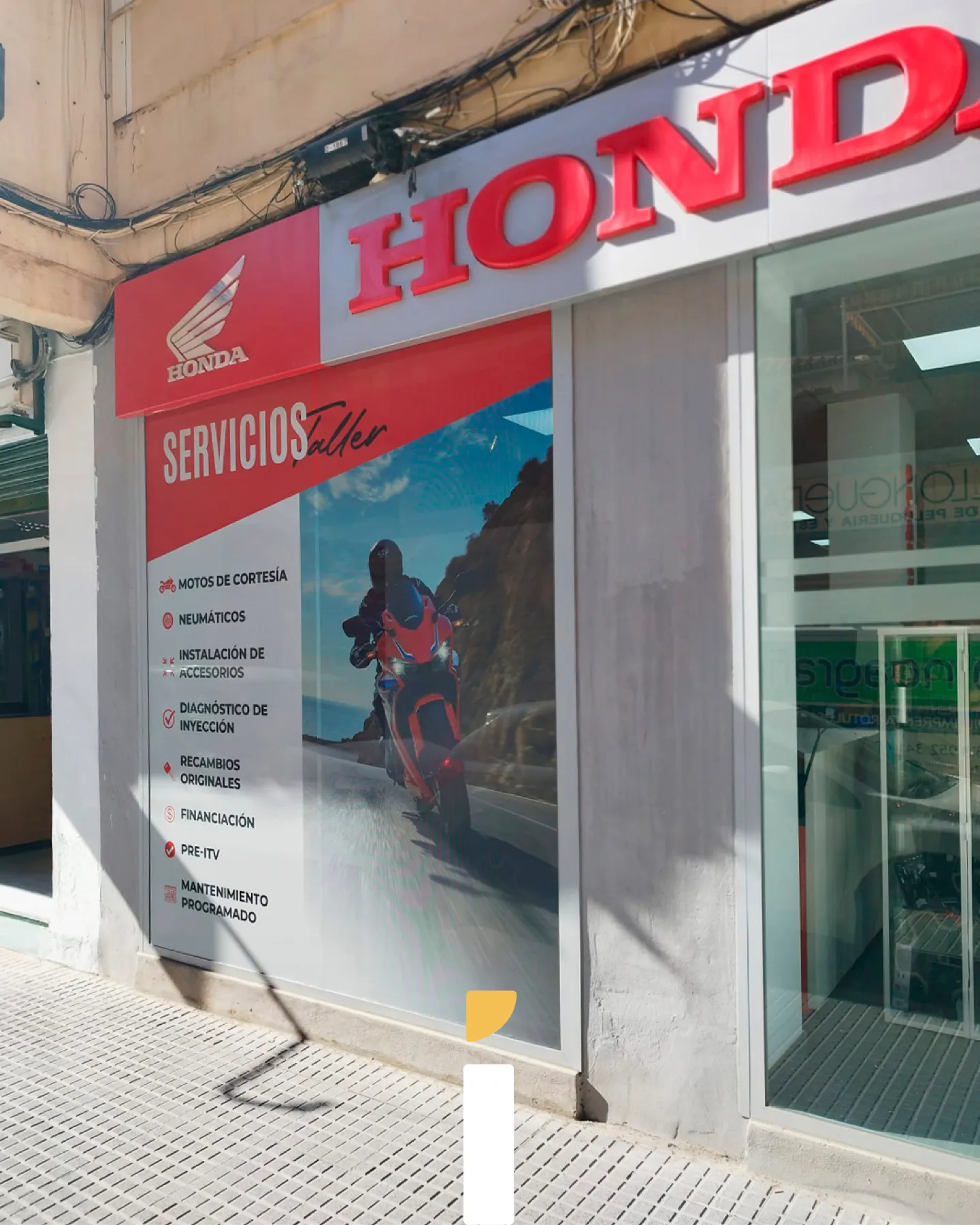 Rotulación del concesionario Honda en fachada y cristalera con vinilo microperforado de servicios de taller
