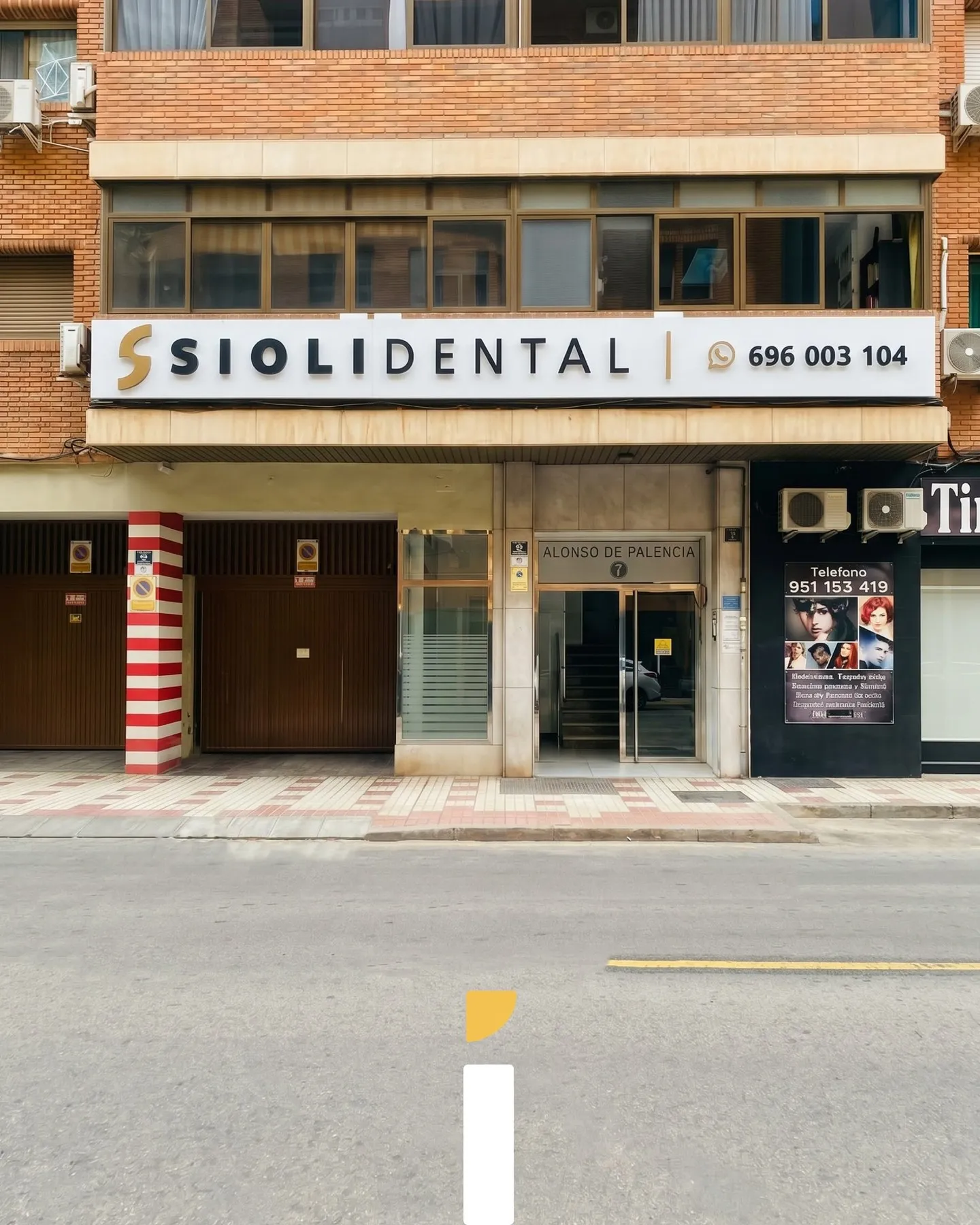 Rótulo de Siolidental de día en la fachada, con isotipo dorado, nombre y número de WhatsApp